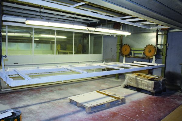 Una delle due zone dedicate alla verniciatura della produzione, dotata di due impianti a carosello e da una linea di verniciatura automatica per la finitura di pezzi standard