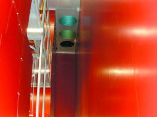 La centrale vernici è posta tra
cabina e forno, in atmosfera controllata.
Consta di miscelatrice elettronica e
sistema d'applicazione misto-aria.