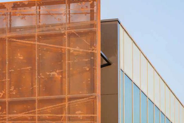 Un dettaglio dei moduli di alluminio forato che compongono la facciata
del Patinoire. Il colore caratteristico è ottenuto con una verniciatura a polveri,
colore Effervescent Earth della collezione Patina di Adapta Color.