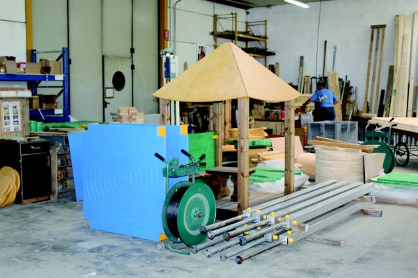Una “casetta” per parchi gioco durante
una fase di produzione.