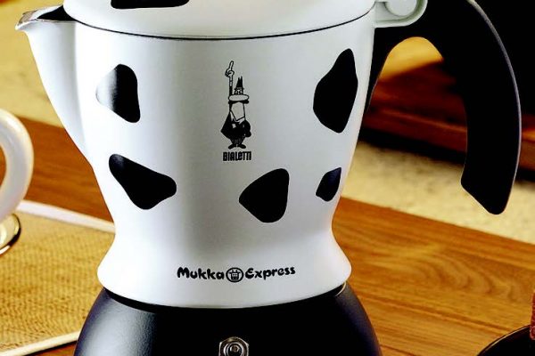 La Mukka Express, la prima caffettiera per la preparazione del cappuccino
verniciata con polveri Arsonsisi (2004)