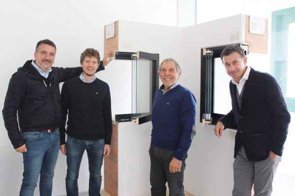 Nel nuovo showroom posano i Torresan
con Fabio Zambelli (a sinistra) di Colorservice
di Treviso, e Alessandro Marchi, direttore della
filiale italiana di Adler (a destra).