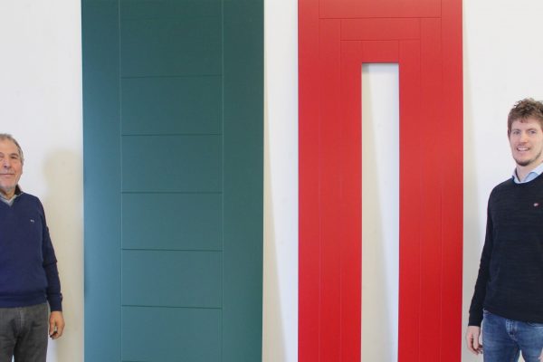 Italo e Andrea Torresan, della omonima
azienda di Montebelluna, in provincia di Treviso,
con i rivestimenti di alluminio delle porte,
personalizzati sia dimensionalmente che di
colore e finitura.
