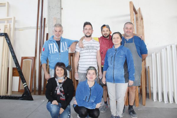 Luca Andreazza con tutta la sua squadra di
specialisti nella preparazione e verniciatura di
legno e alluminio.