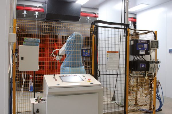 I due robot antropomorfi di verniciatura prodotti da Lesta e installati
presso Rima.