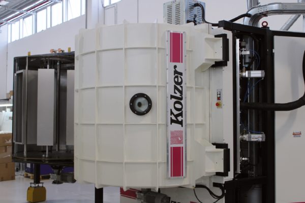 Il macchinario Kolzer per la
metallizzazione dei componenti per
illuminazione, auto e moto.