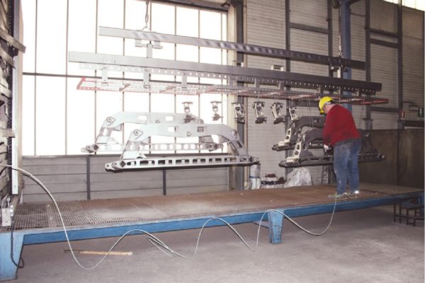 L’impianto di granigliatura automatico
con dettaglio del processo
di soffiaggio.