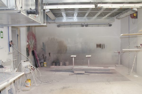 La cabina di verniciatura, dove i prodotti
di Zadra Interni vengono finiti e colorati.