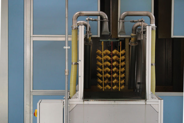 Si riuniscono i rami del trasportatore
prima dell’ingresso dei telai
nel forno di polimerizzazione.