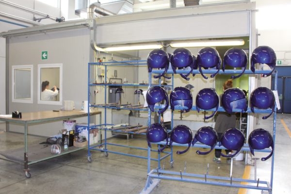 L’impianto per l’applicazione della vernice finale, normalmente trasparente,
a polimerizzazione UV, è collocato in area apposita ed è completamente
automatizzato.