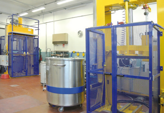 Dettagli dalla produzione: i
27000 m2 dello stabilimento di Colorgraf sono dedicati alla produzione delle due linee di inchiostri,convenzionali e UV.