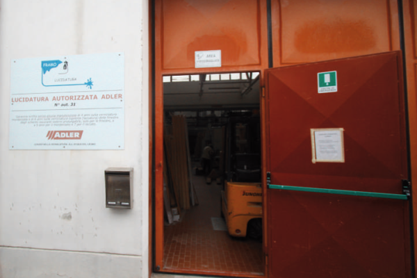 ingresso della Framo di Concorezzo,
azienda in provincia di Monza e Brianza
specializzata nella verniciatura di serramenti,
principalmente, e di mobili