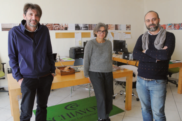 Da sinistra, Riccardo Schiavone e Tonia
Schiavone, i fratelli salentini titolari dell’azienda,
con Enrico Delapierre, il designer che
collabora con loro.