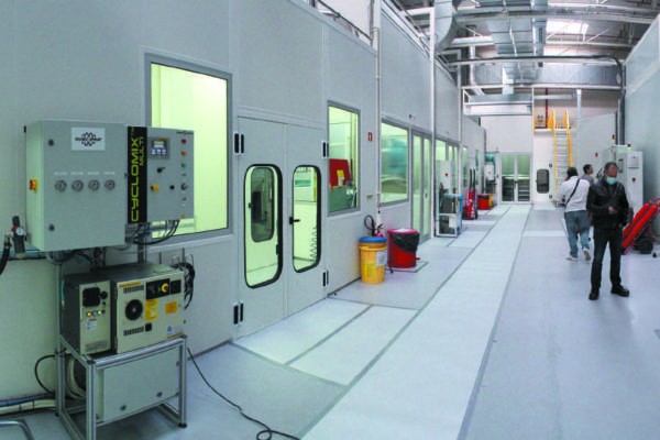La linea cabine e
appassimenti, a sinistra.
In primo piano a sinistra
le macchine di gestione
del sistema d'applicazione
(robotizzato e manuale)
elettrostatico.