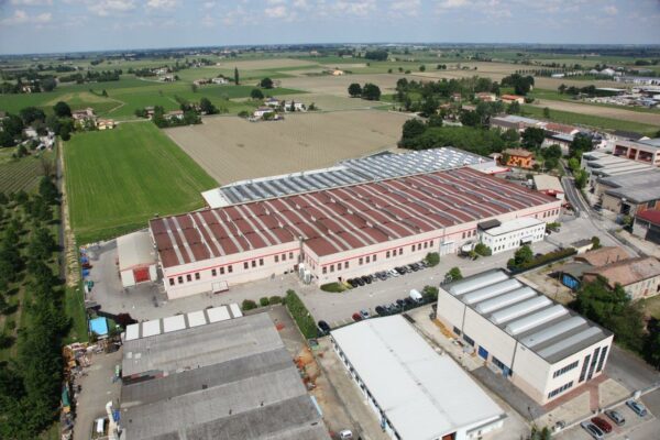 Vista aerea dello stabilimento
di C.S. Carpenteria
gruppo Fassi di Campagnola
Emilia, in provincia di
Reggio Emilia