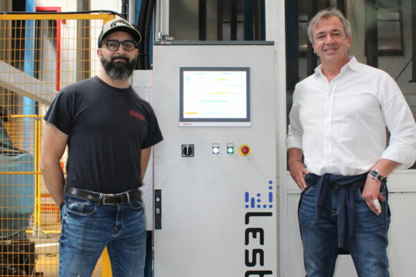 Da destra Alberto Calzolari,
direttore dell’azienda,
insieme ad Alessandro
Scimé, responsabile del
reparto verniciatura