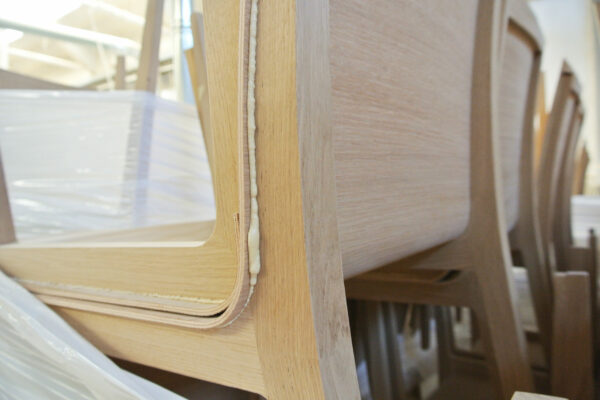 Alcuni particolari di sedie dove si
deve operare con la “spigolatura”, la stuccatura
con particolare attenzione all’incrocio
delle vene del legno, l’eliminazione di colle e
materiale eccedente,