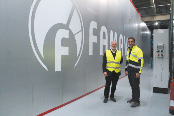 Sergio Serrano Vicario, CEO di Famavi (a destra) ed Emilio Ferrando Gosp (Cabycal) ci accompagnano nella visita alla linea di verniciatura i4.0 dell'azienda di Burgos.