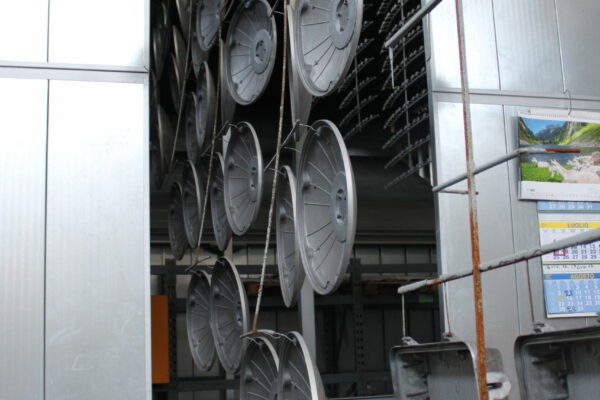 L’ingresso dei pezzi
nel forno di asciugatura a campana per la corretta concentrazione e distribuzione del calore