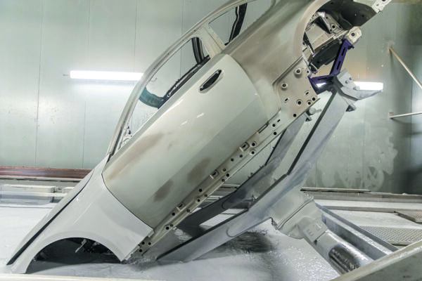 Anche nella vasca
di cataforesi e successivi
lavaggi ultrafiltrati si usa il
sistema di rotazione della
carrozzeria, che consente di
avere vasche piccole (foto
cortesia BMW SLP).