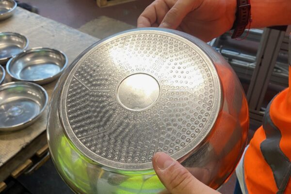 Il processo di
granigliatura automatica,
in questo caso della ciotola
della padella.