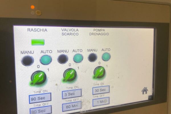 Alcune immagini dello schermo del PLC dell’impianto, che
consente il costante controllo del processo, i livelli dei prodotti chimici, le
eventuali correzioni necessarie.