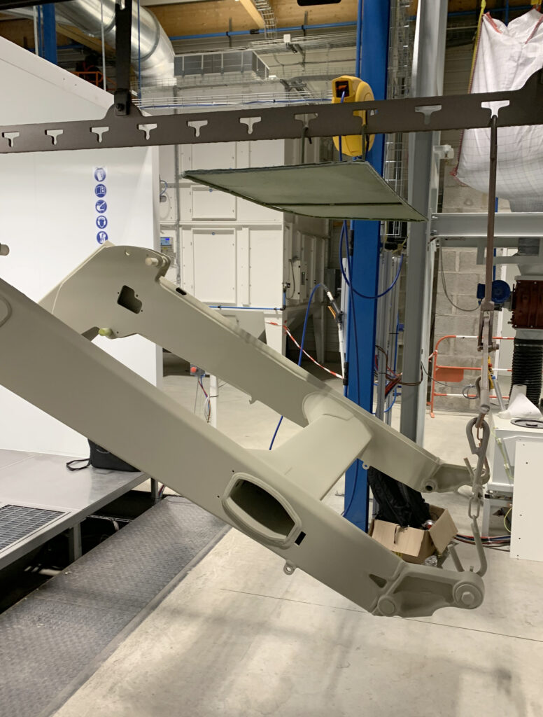 Come un produttore di machine agricole ha raggiunto un grado di automazione del 90% nel rivestimento di caricatori frontali